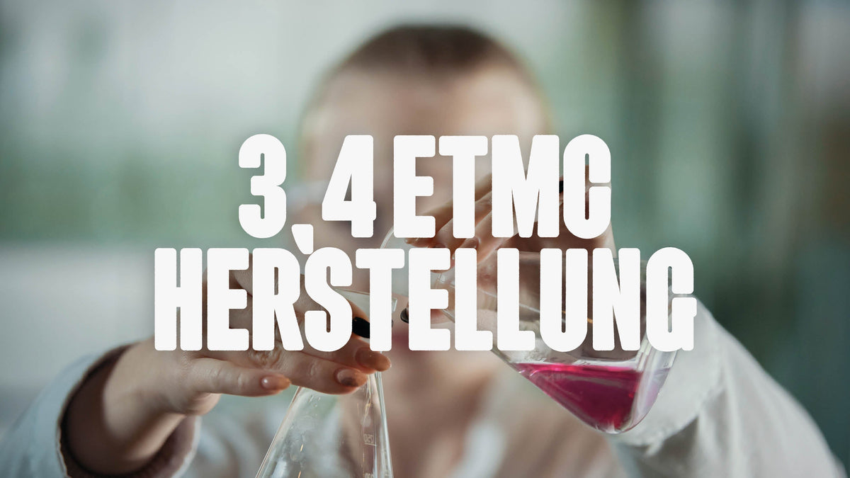 Person mischt den Inhalt von zwei Reagenzgläsern