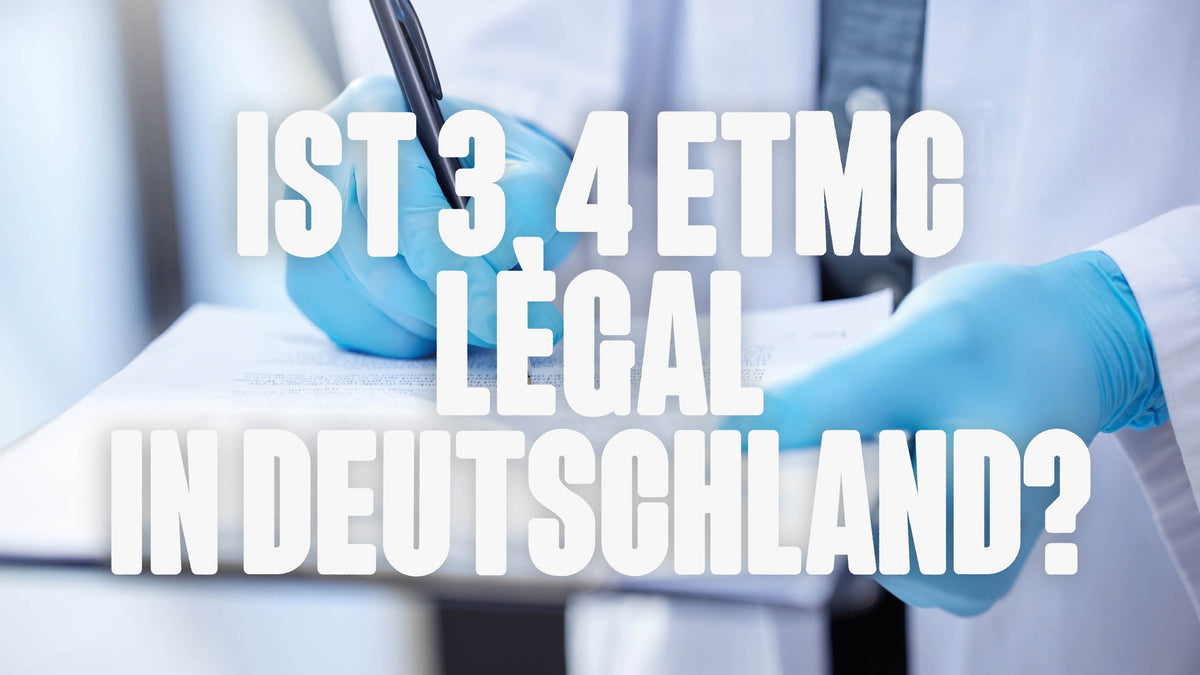 Person schreibt etwas im Labor