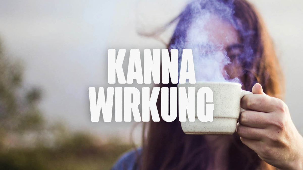 Frau mit dampfender Tasse