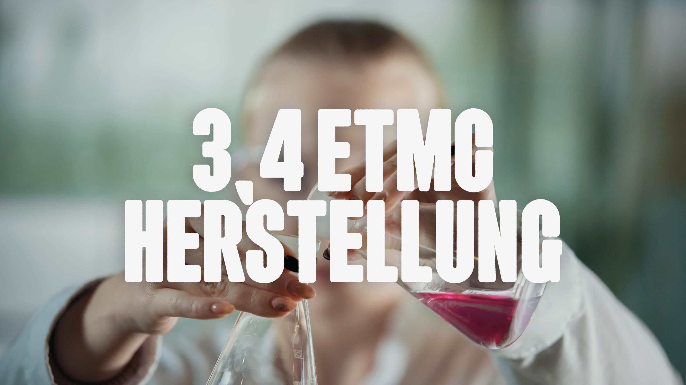 Person mischt den Inhalt von zwei Reagenzgläsern